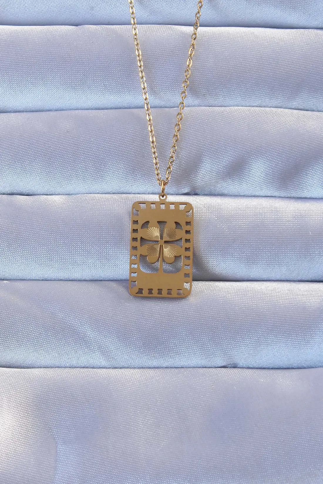 316L Çelik Gold Renk İşlemeli Yonca Model Vintage Kolye