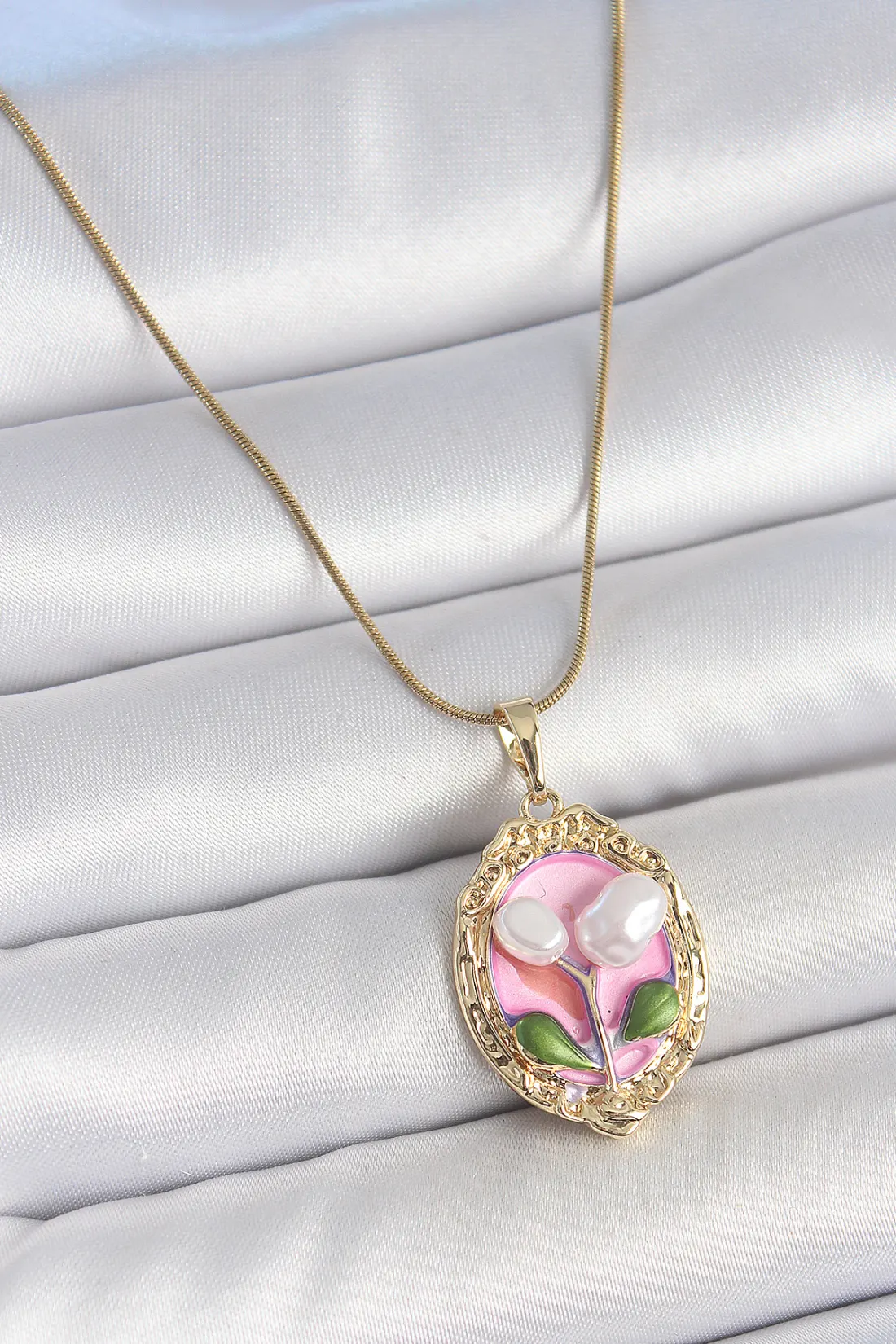 316L Çelik Gold Renk Zincir Pembe Mineli İncili Çiçek İşlemeli Portre Model Kadın Kolye