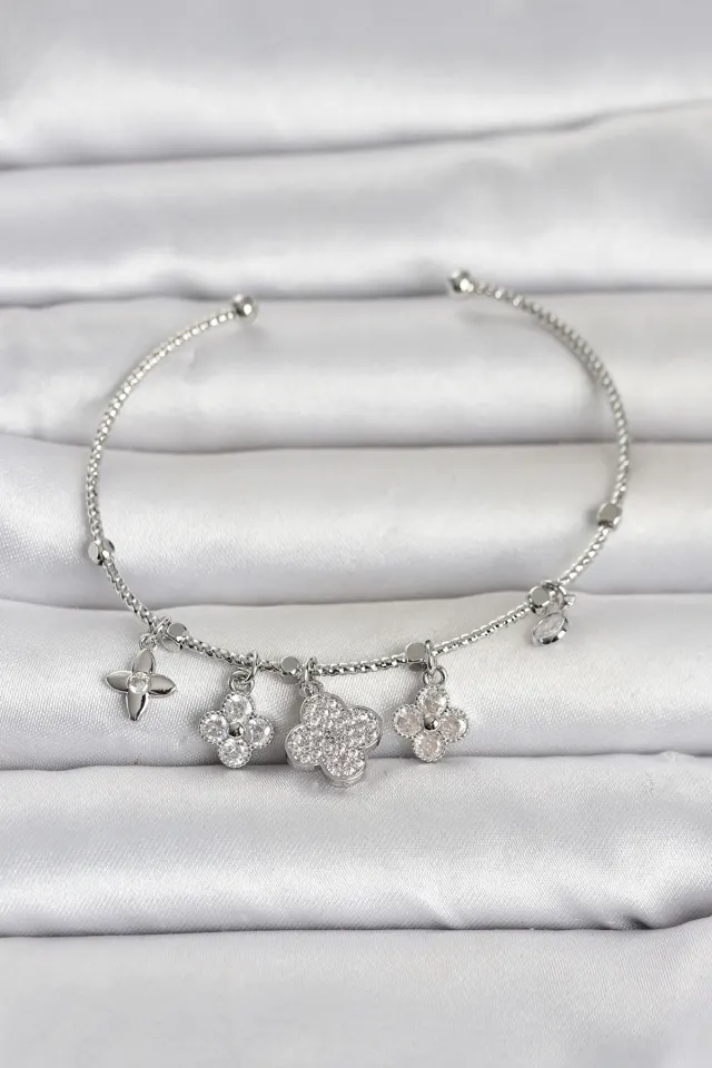 Gümüş Renk Pirinç Yonca Detaylı Charmlı Kadın Bileklik