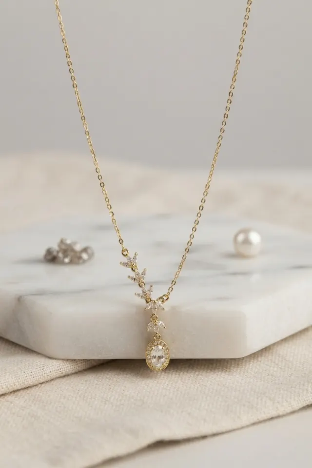 Pirinç Gold Renk Sıralı Zirkon Taşlı Model Kadın Kolye